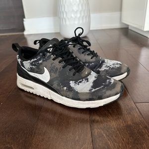 NIKE SNEAKERS
